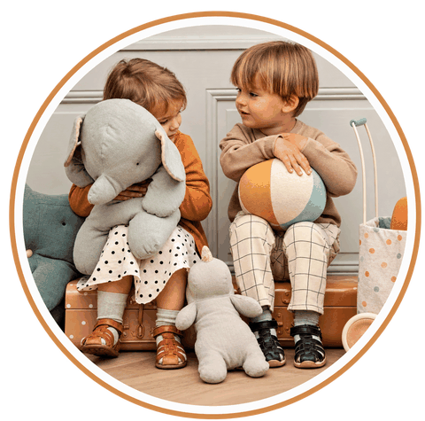 Baby de Rica — crianças brincando com bichinhos de pelúcia